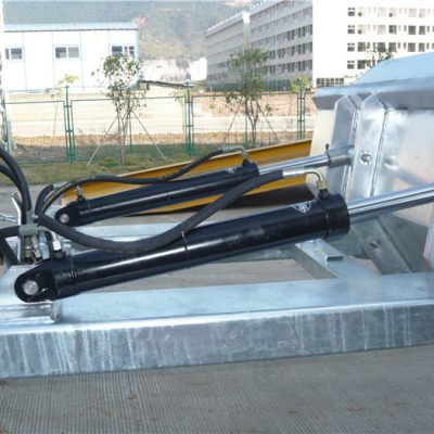 Lihtsalt kasutatav positiivne lukustusmehhanism. Turvakett kinnitab punkri sõiduki juhtimiseks. Keevitatud õmblused hoiavad ära lekke. Eriti sügavad kahvliavad. 2 "moodustatud ülahuuled. Suure nähtavusega sinine emailiga viimistlus